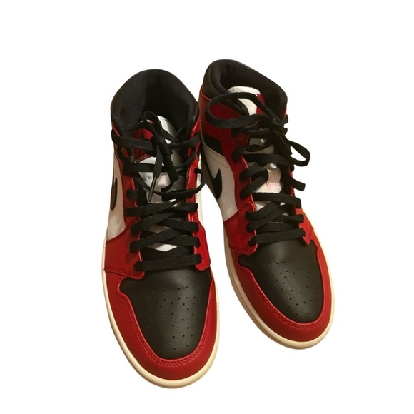 2020 Air Jordan 1 Mid 'Chicago Black Toe Size Men 9.5 - Picture 1 of 9